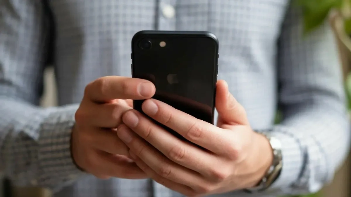 Смартфон. Обложка © Шедеврум / Life.ru