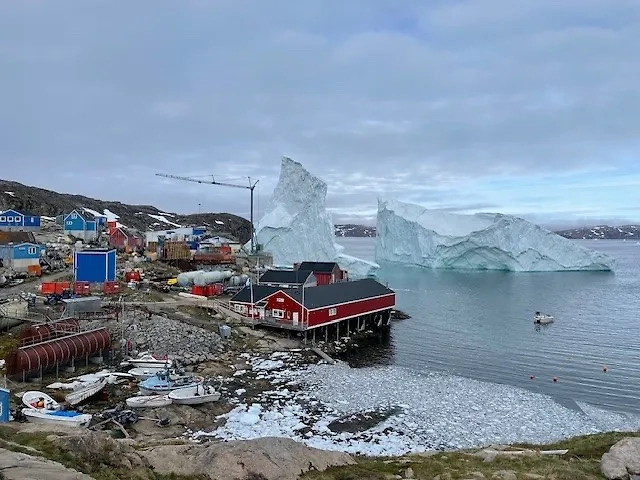 Айсберг у рыбацкого посёлка в Гренландии. Обложка © Facebook (признан экстремистской организацией и запрещён на территории Российской Федерации) / Avannaata Kummunia