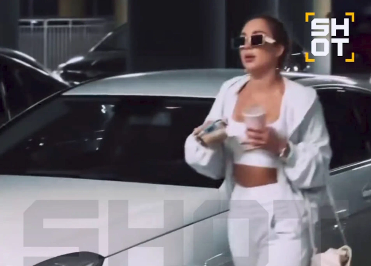  Девушке пришлось оставить машину за пределами заведения. Фото © SHOT