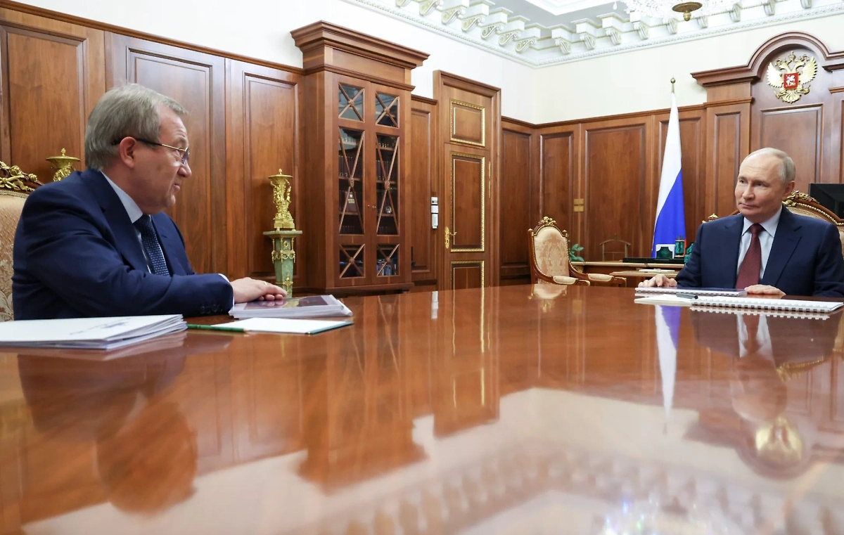 Владимир Путин с президентом Российской академии наук Геннадием Красниковым. Обложка © Пресс-служба Кремля