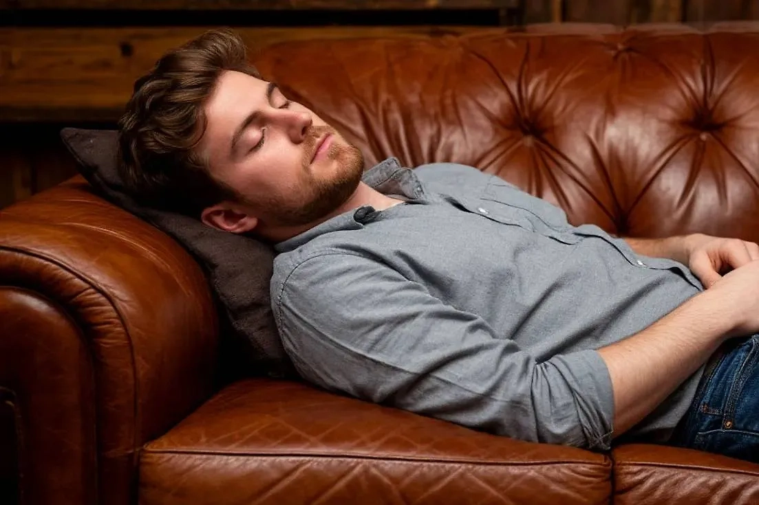 Мужчина ленится. Обложка © Шедеврум / Life.ru