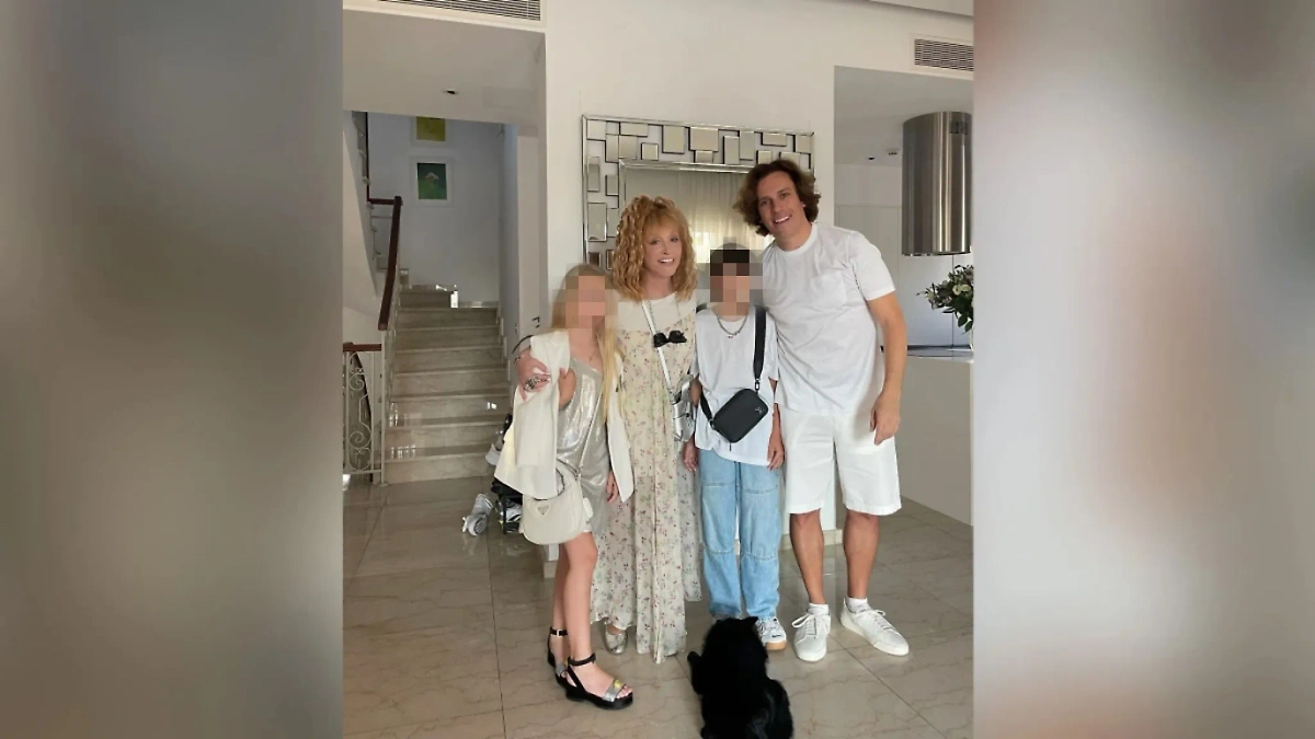 Алла Пугачёва с мужем и детьми в 2025 году. Фото © Instagram (признан экстремистской организацией и запрещён на территории Российской Федерации) / maxgalkinru