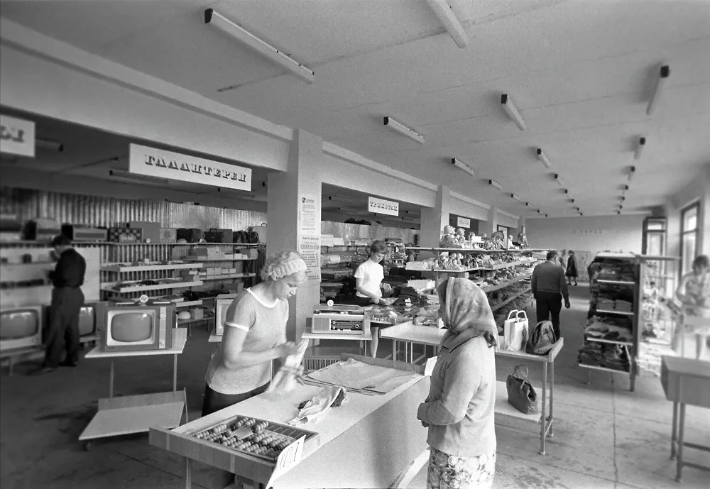 Румынский универмаг открыли только в 1982 году. Уже через каких-то семь лет советская система жизни стала меняться. Фото © РИА Новости / Александр Невежин