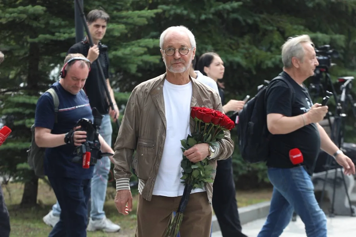 Художественный руководитель Московского академического театра «Сатиры» Юрий Герасимов приехал проститься с режиссёром Юрием Морозом. Фото © Life.ru