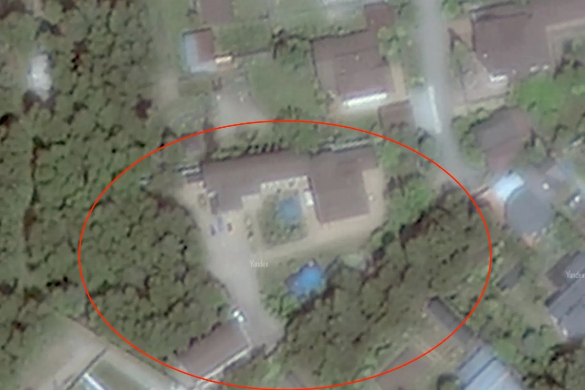 Судя по снимкам со спутника, дом, в котором регистрировались Леонид Фролов и его дочь Екатерина, совсем не маленький. Фото © Yandex Maps