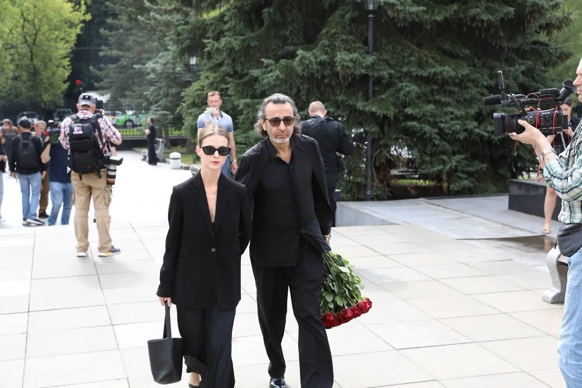 Актриса Светлана Иванова с мужем – режиссёром Джаником Файзиевым приехали проститься с режиссёром Юрием Морозом. Фото © Life.ru