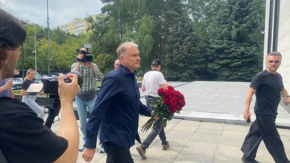 Актёр Александр Жигалкин на прощании с режиссёром Юрием Морозом. Фото © Life.ru