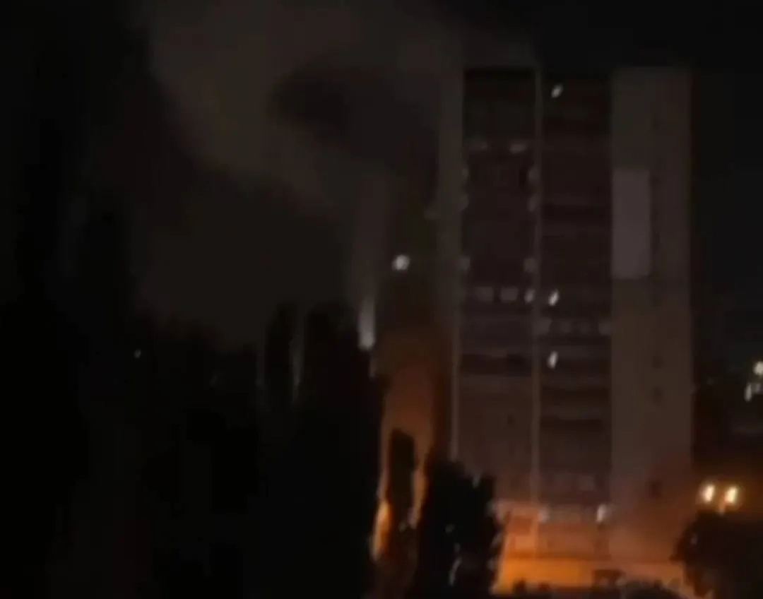 Дрон ВСУ врезался в многоэтажку в Воронеже. Обложка © SHOT