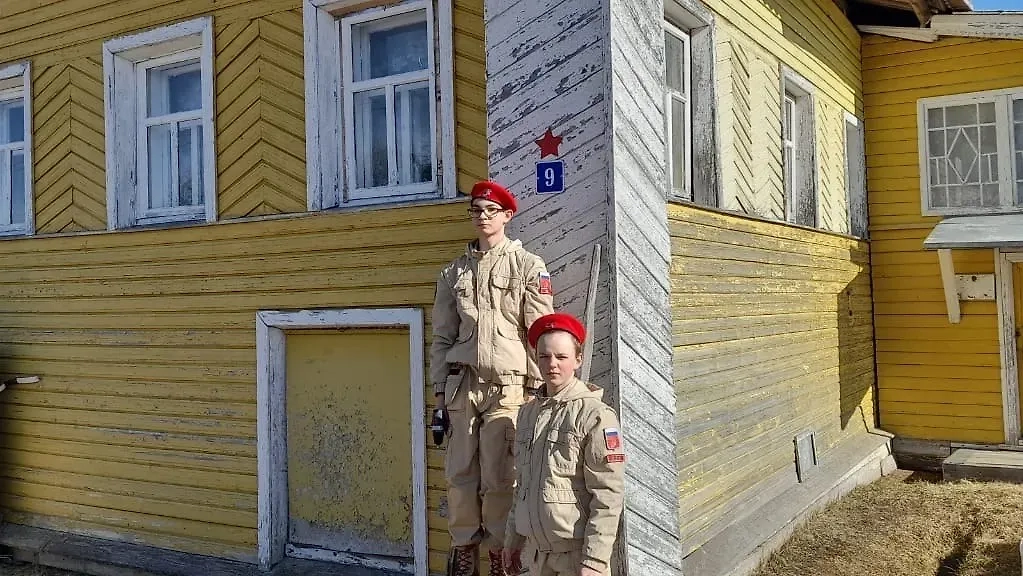 Когда звёзды были готовы, их устанавливали на дома совместно с главами поселений. Фото © Личный архив Екатерины Загоскиной