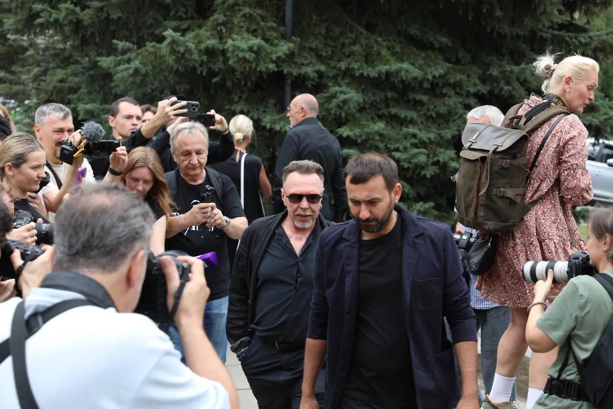 Певец Гарик Сукачёв приехал проститься с режиссёром Юрием Морозом. Фото © Life.ru