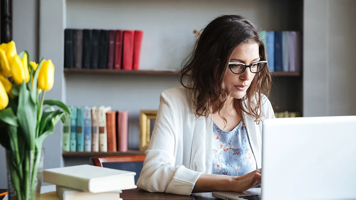 Новые штрафы и рост НДФЛ: что ждёт работников в 2025 году. Обложка © Shutterstock / FOTODOM / Dean Drobot