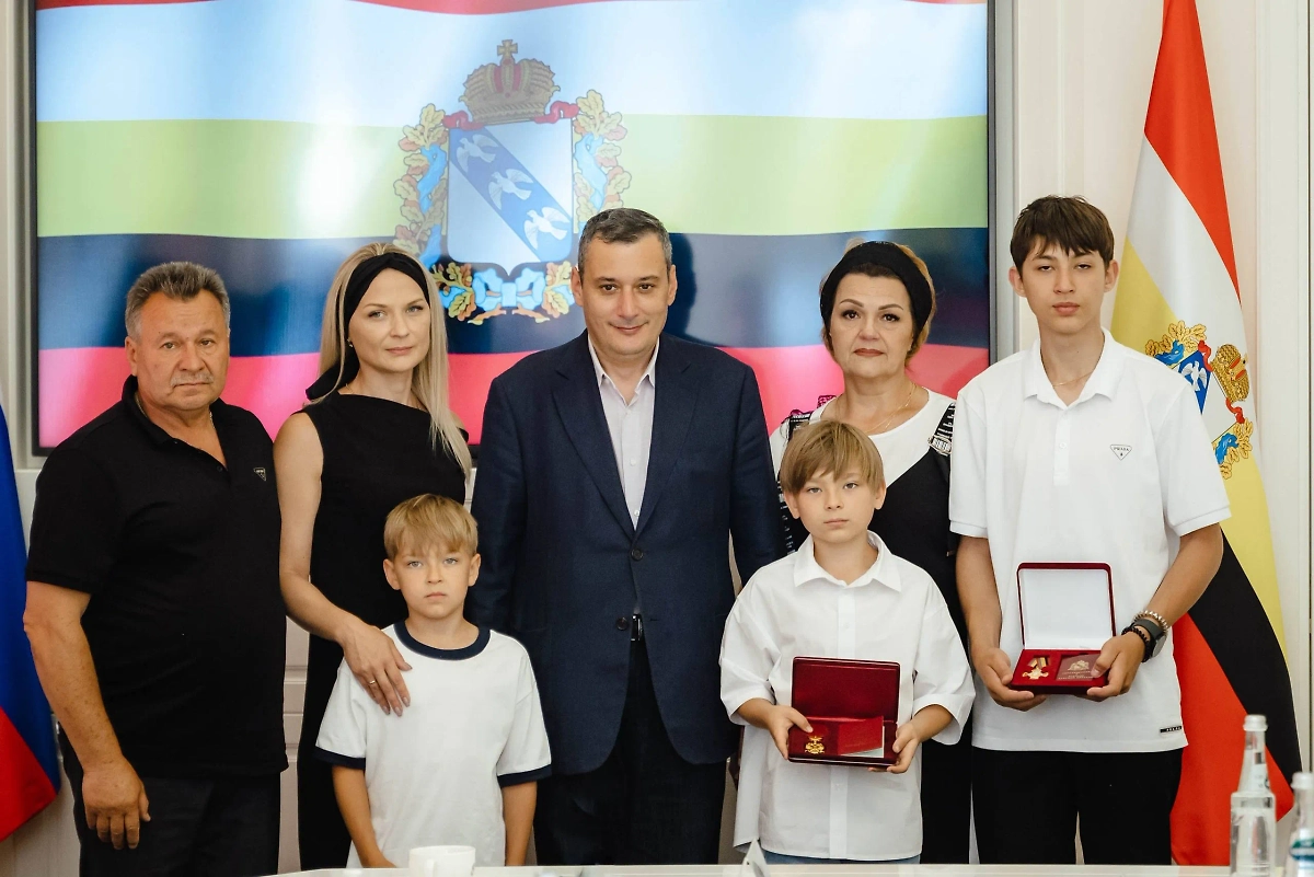 Губернатор Курской области Александр Хинштейн вместе с семьёй погибшего полковника Леонида Башкардина. Фото © Telegram / Александр Хинштейн