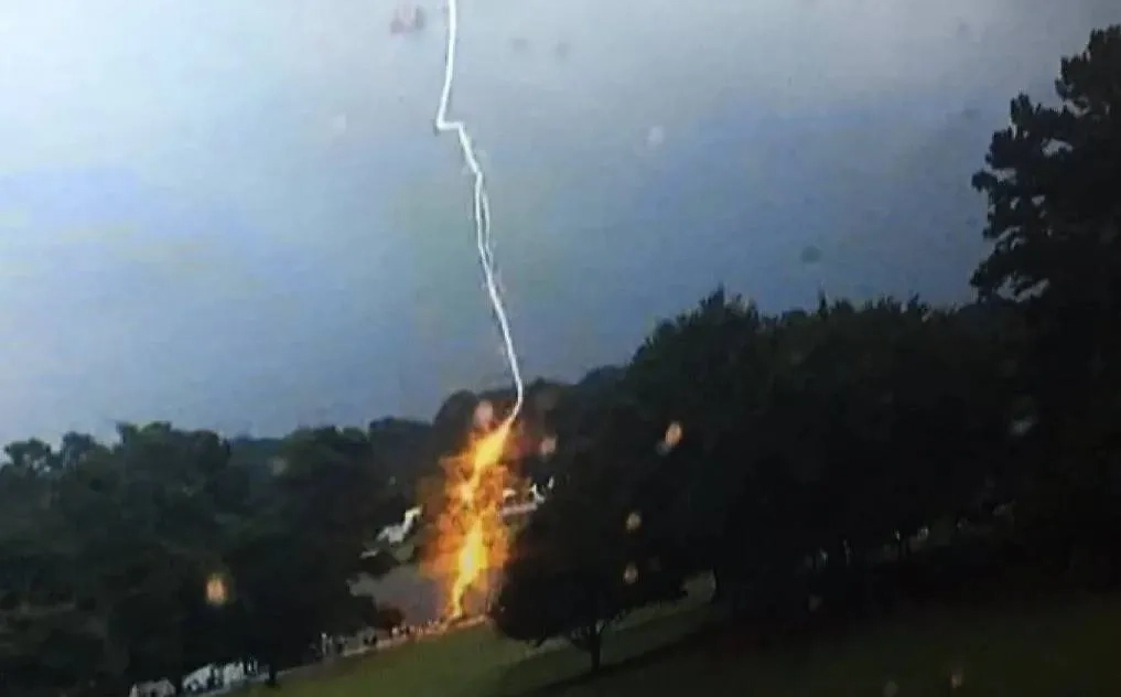 Удар молнии в площадку для стрельбы из лука в Нью-Джерси. Обложка © Х / Todd Paron