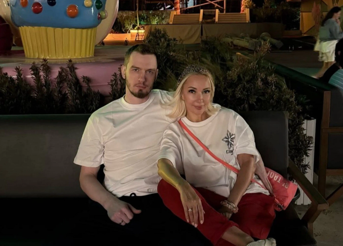 Кудрявцева вместе с мужем. Обложка © Instagram (признан экстремистской организацией и запрещён на территории Российской Федерации) / @leratv