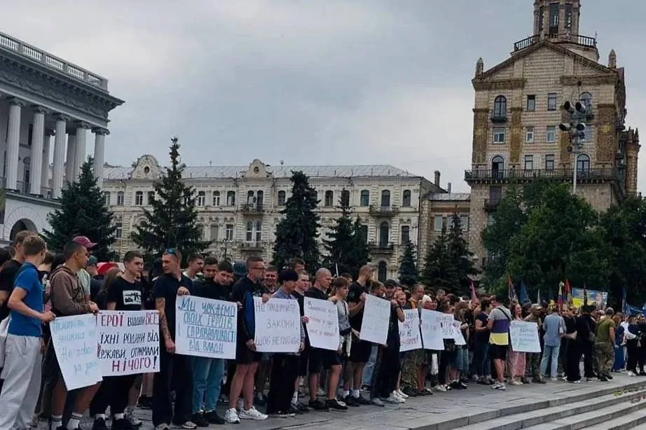 Фото с митинга. Обложка © X / Bernadette