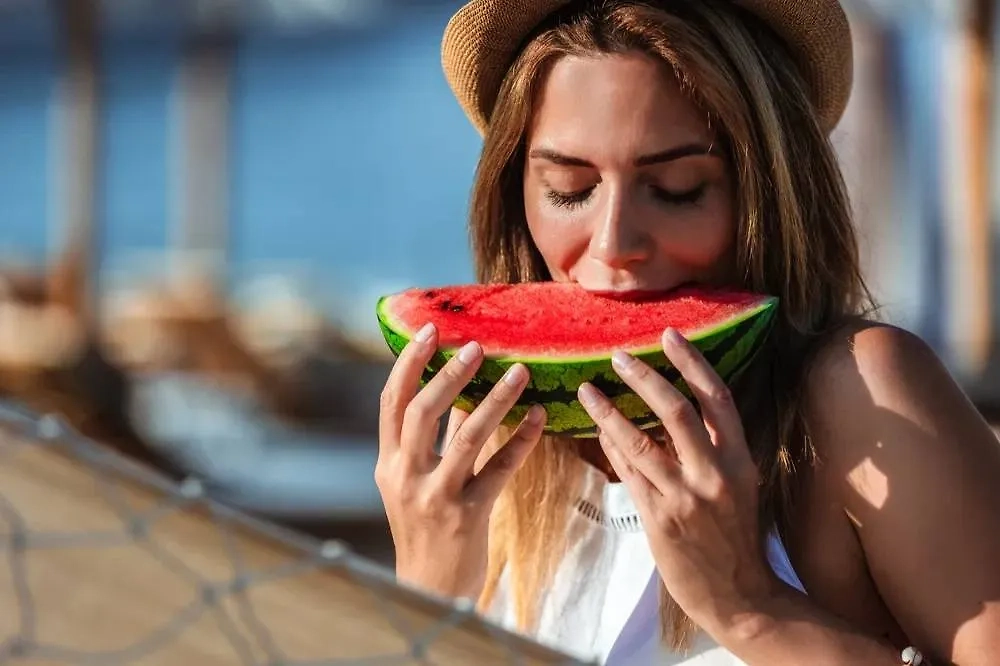 Арбузом не стоит заменять воду из-за риска обезвоживания. Фото © Shutterstock / FOTODOM / adriaticfoto