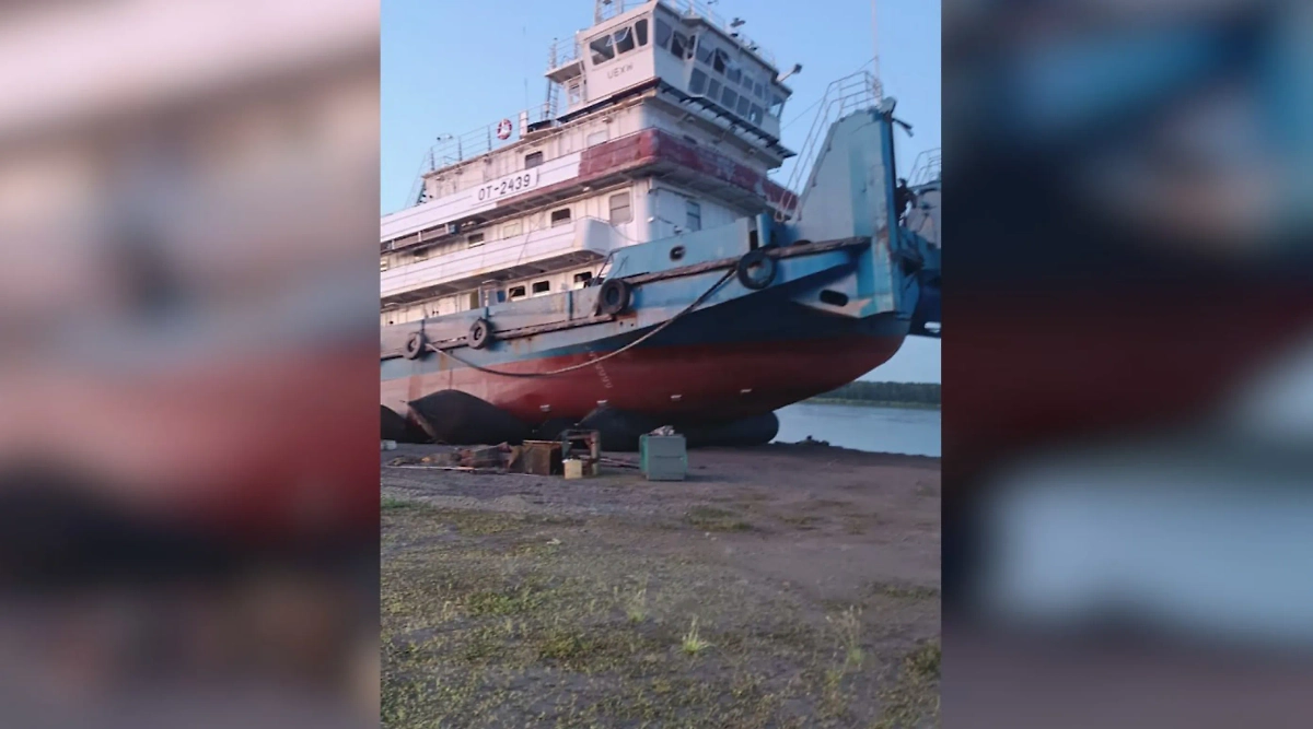 Повреждённое судно. Обложка © Telegram / Юрий Озерских