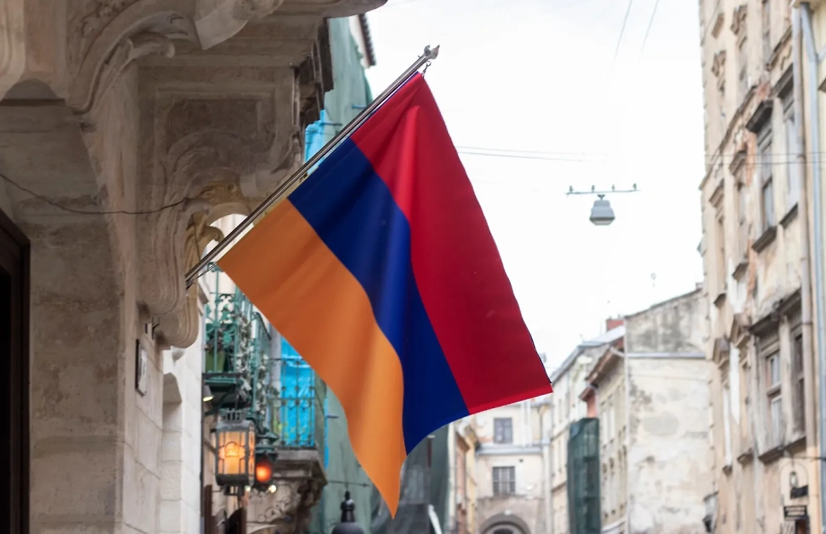 Флаг Армении. Обложка © Shutterstock / FOTODOM/ Serhii Ivashchuk