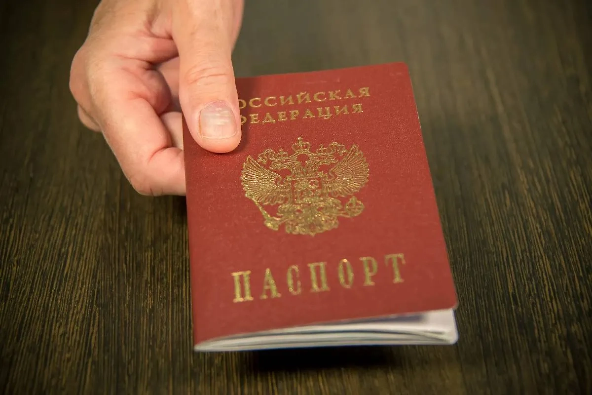Украинцы пытаются въехать в РФ, купив российские паспорта у релокантов. Обложка © Shutterstock / FOTODOM / Ilya_Kuznetsov