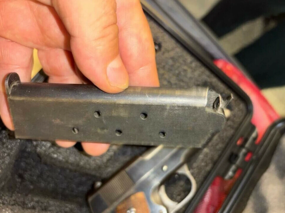 На таможне задержали пассажирку с пистолетом Colt Combat Commander 45 калибра. Фото © ФТС России