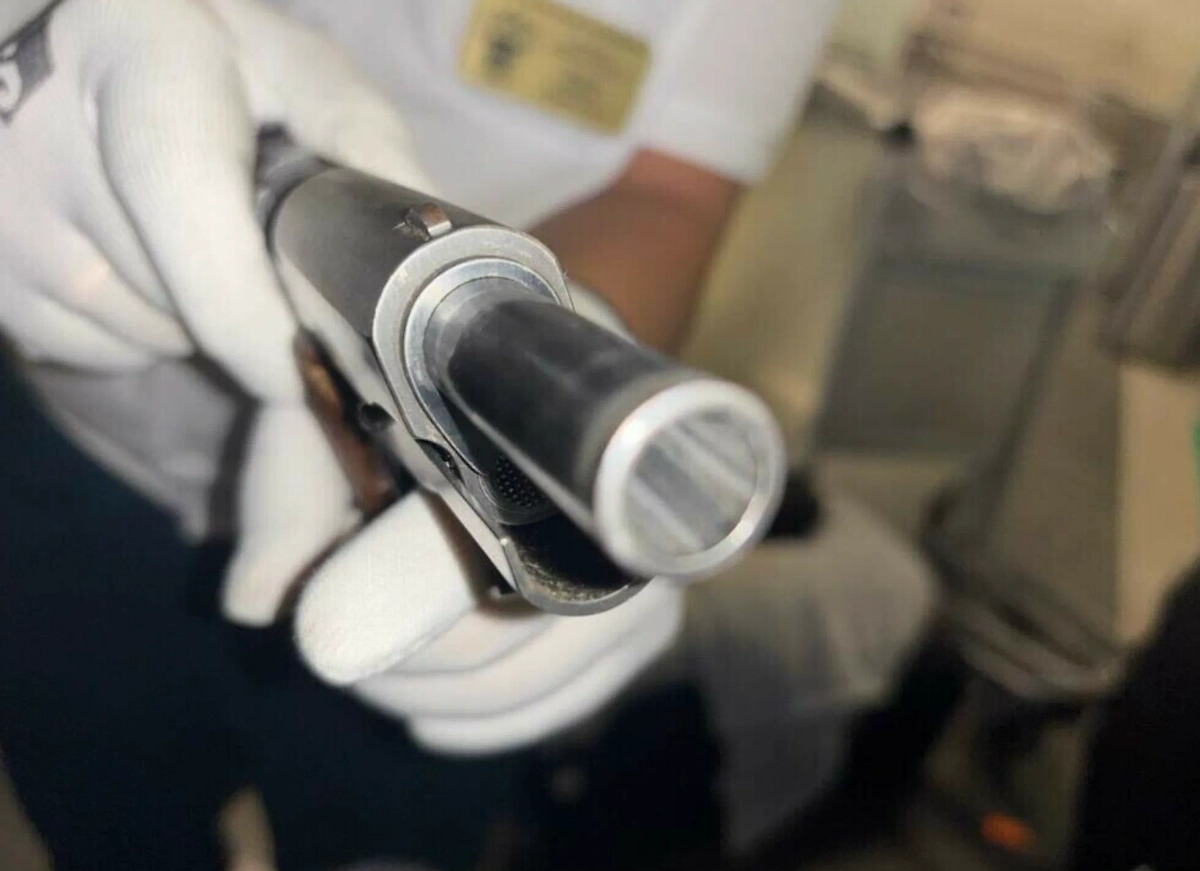 На таможне задержали пассажирку с пистолетом Colt Combat Commander 45 калибра. Фото © ФТС России 