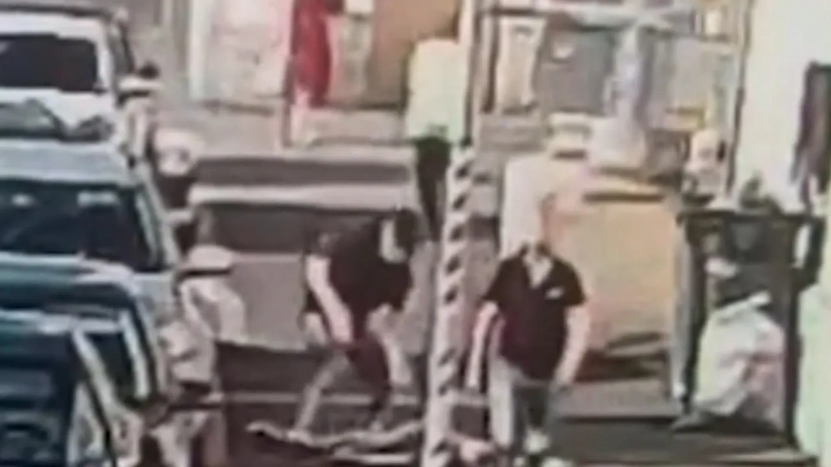 В Санкт-Петербурге грабитель вернулся, чтобы привести в чувство ограбленного туриста. Обложка © Telegram / Mash на Мойке