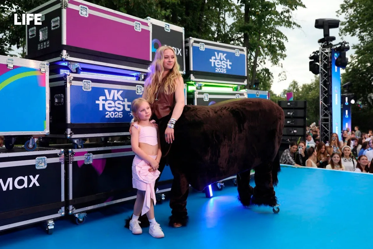 Кукояки приехали на VK Fest в костюме кентавра.