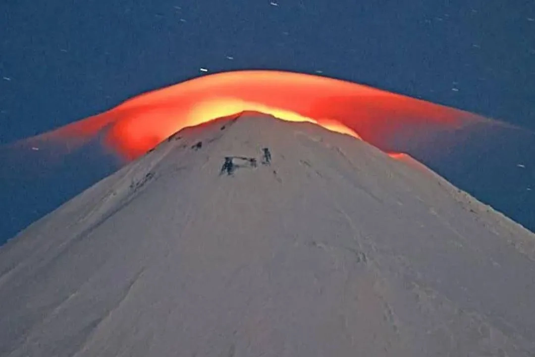 Лентикулярое облако над вулканом Ключевской. Обложка © Telegram/ ИВиС ДВО РАН