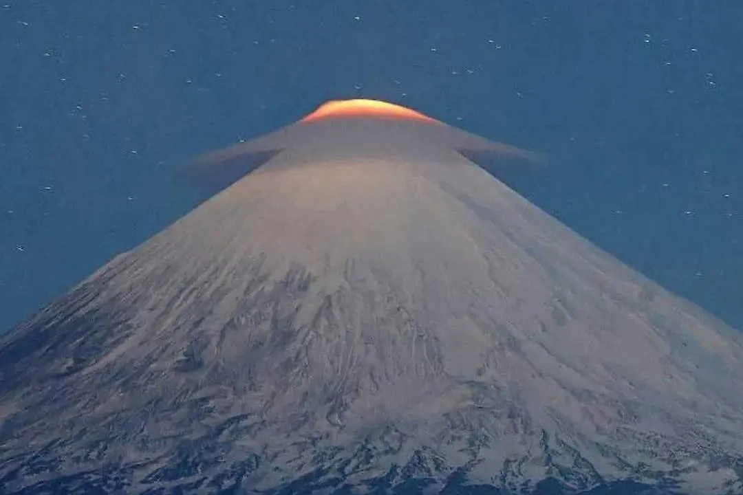 Лентикулярое облако над вулканом Ключевской. Фото © Telegram/ ИВиС ДВО РАН