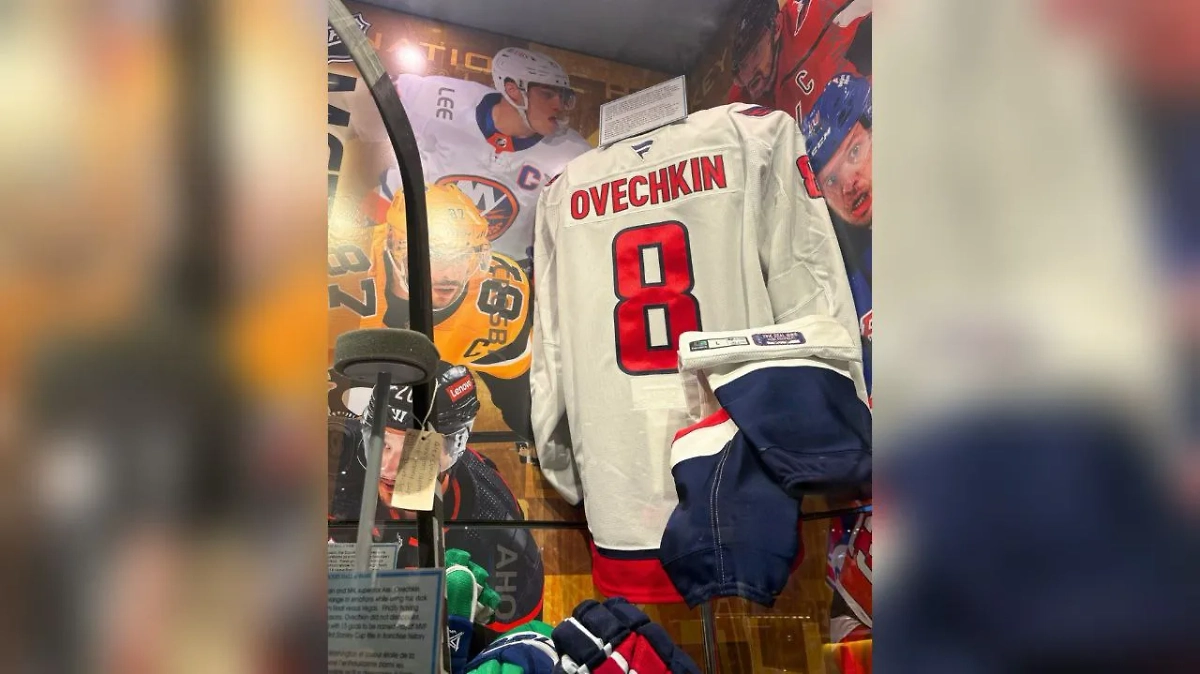 В Зале хоккейной славы в Торонто выставили свитер Овечкина. Обложка © Х / Hockey hall of Fame