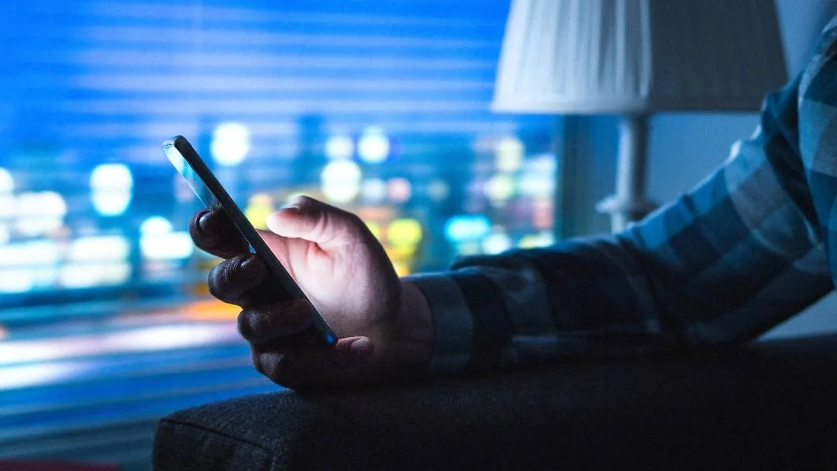 Следует отключить доступ к камере и микрофону для сайтов и приложений. Фото © Shutterstock / FOTODOM / Tero Vesalainen