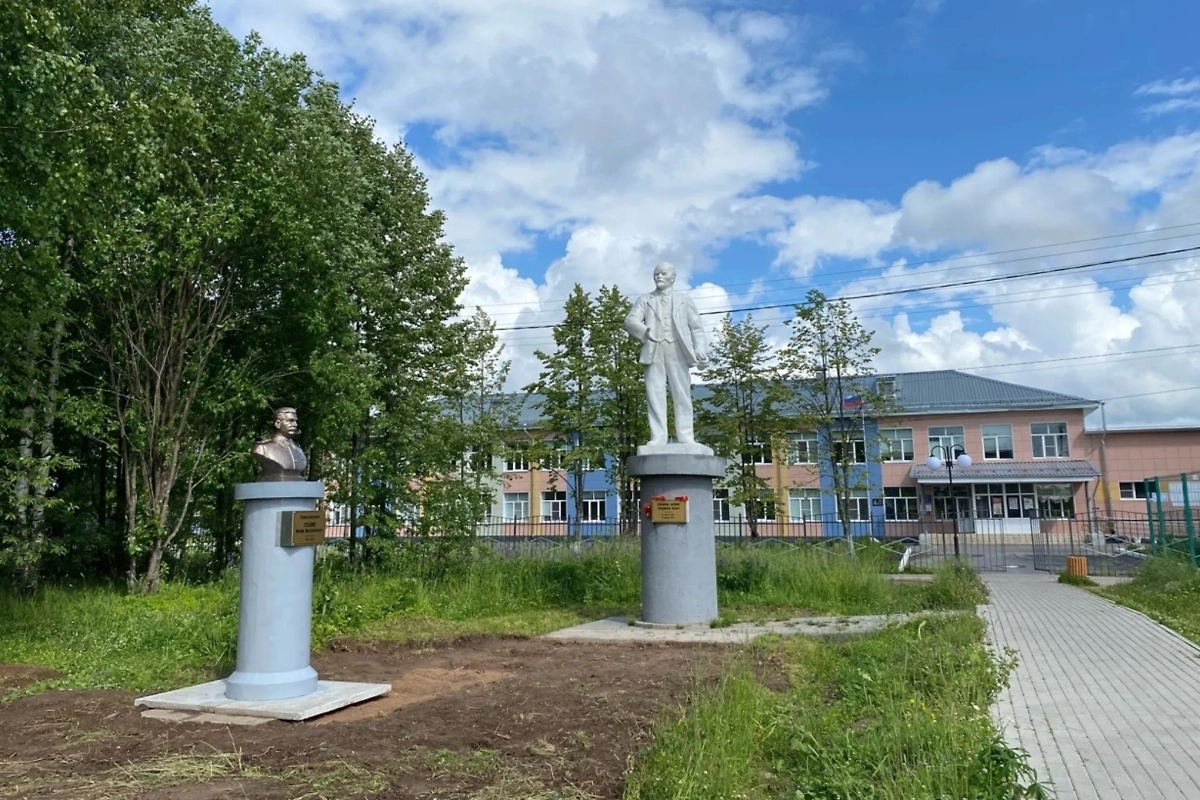Памятник Иосифу Сталину в Вологодской области в Никольске у школы №2. Обложка © VK / Администрация Никольского округа
