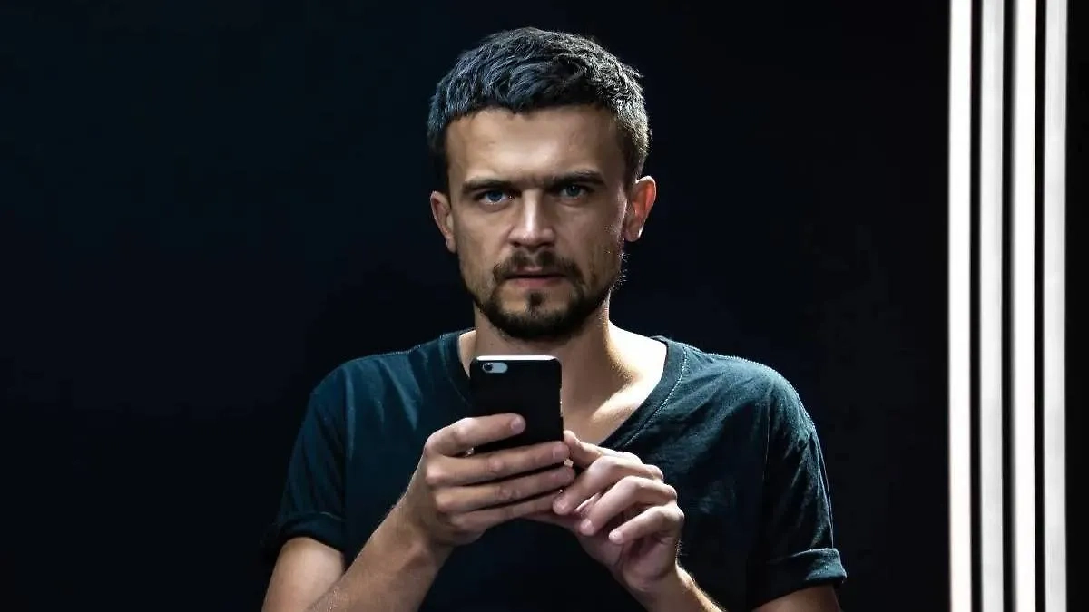 По возможности стоит проверить гаджет на вирусы. Фото © Freepik