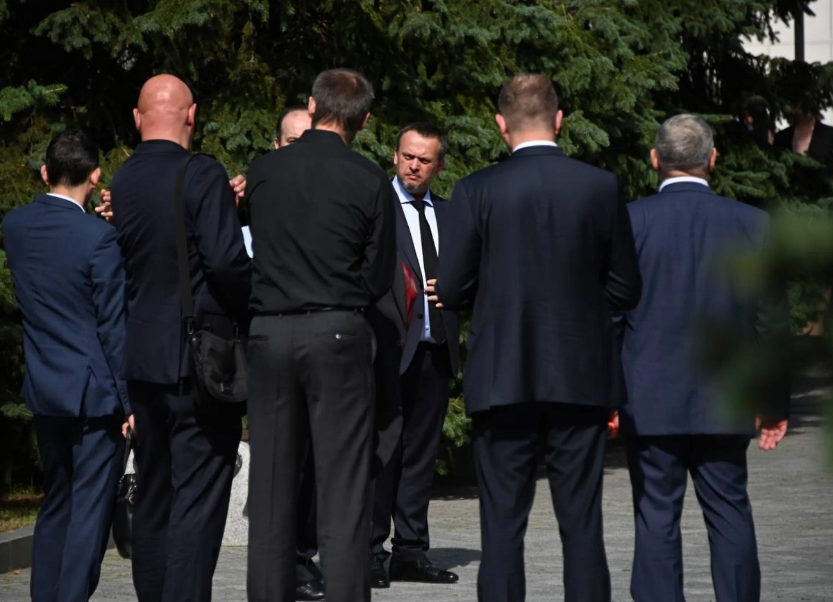 Закончилось прощание со Старовойтом в Москве. Фото © Life.ru