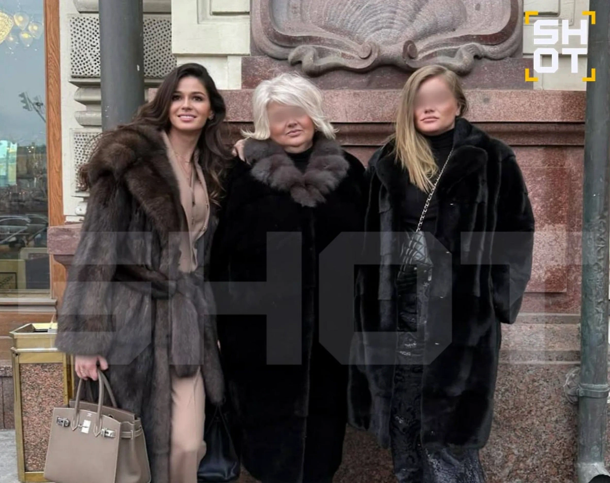 Мать Полины с дочерьми. Фото © Telegram / SHOT