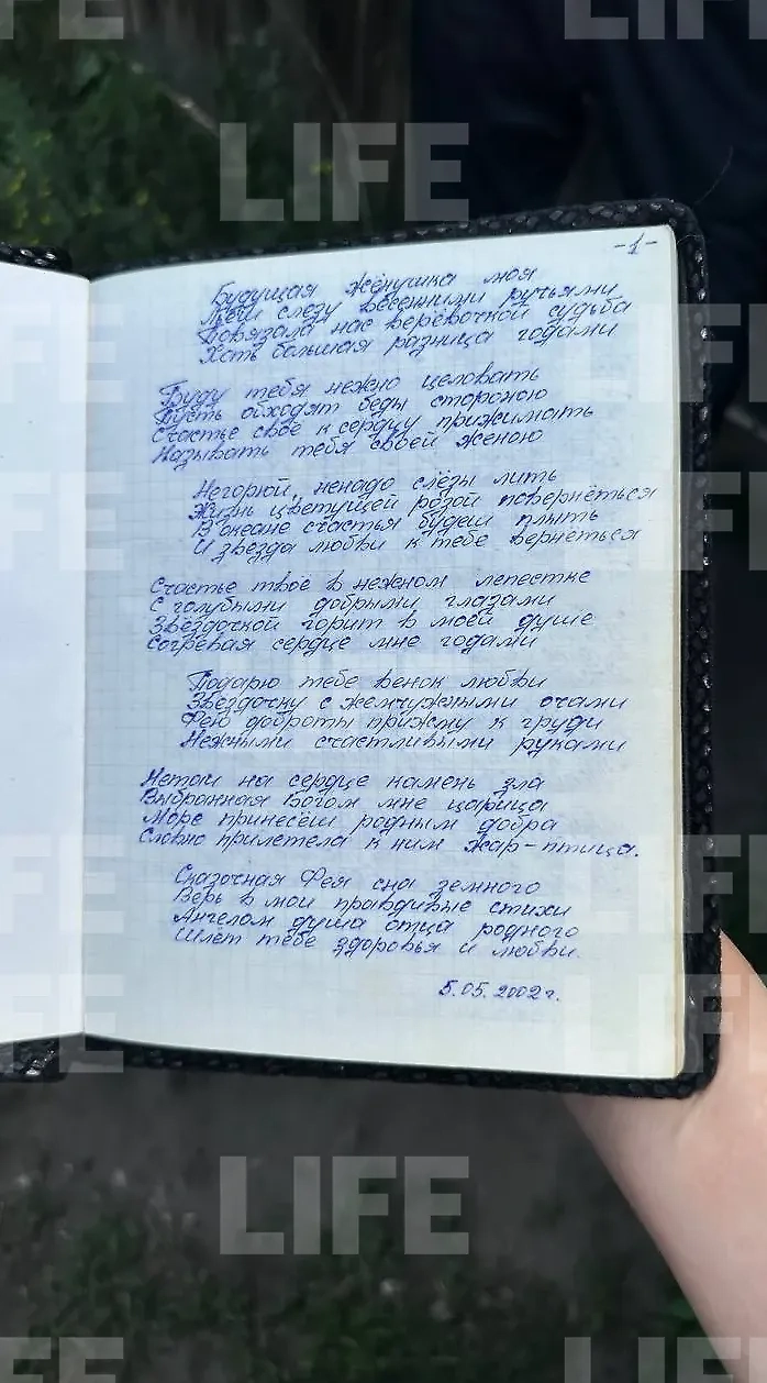 Свои стихи Ретунский аккуратно заносил в тетради. Фото © Life.ru