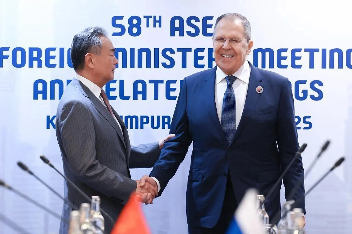 Ван И и Сергей Лавров. Обложка © Telegram / Мария Захарова