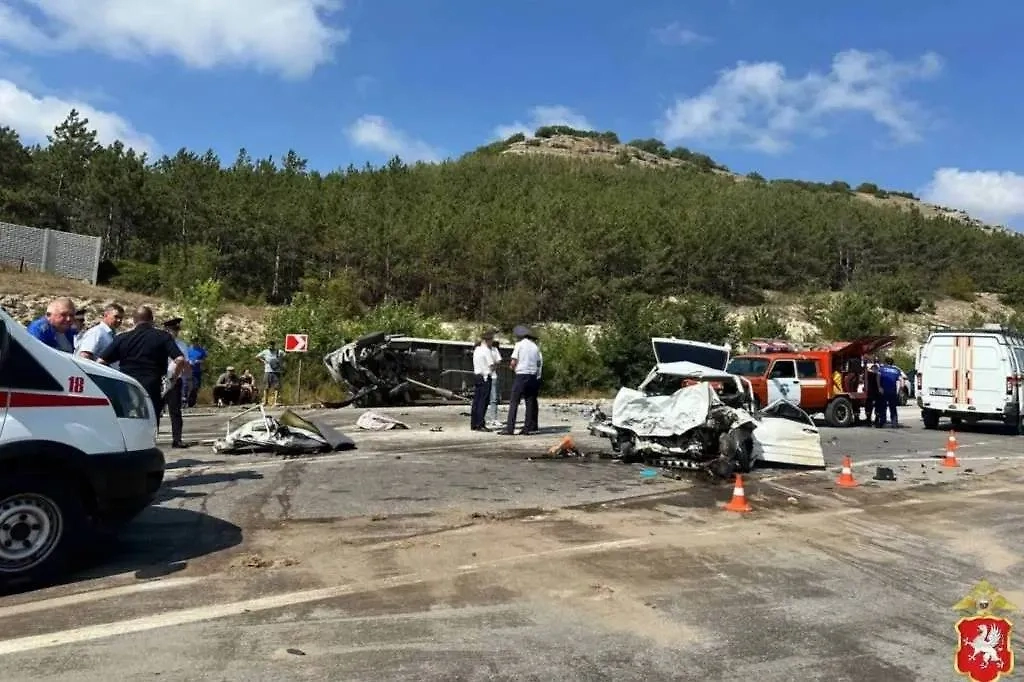 Последствия ДТП под Севастополем. Обложка © Telegram / Полиция Севастополя