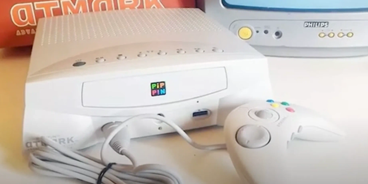 Pippin выглядел как «палёная» копия PlayStation и породил мем «как играть в игры на «Маке». Обычно на таких картинках компьютер от Apple используют вместо коврика для мышки. Фото © Youtube / HeavenforSale