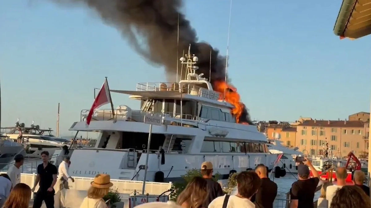 На Лазурном берегу горит 41-метровая яхта Sea Lady II . Обложка © Х / Gary Sturrock