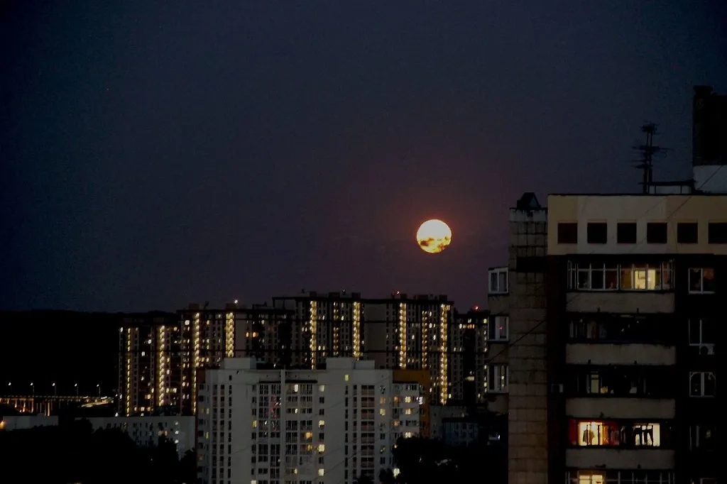 Оранжевая луна над Россией. Фото © VK / Наталья Савина