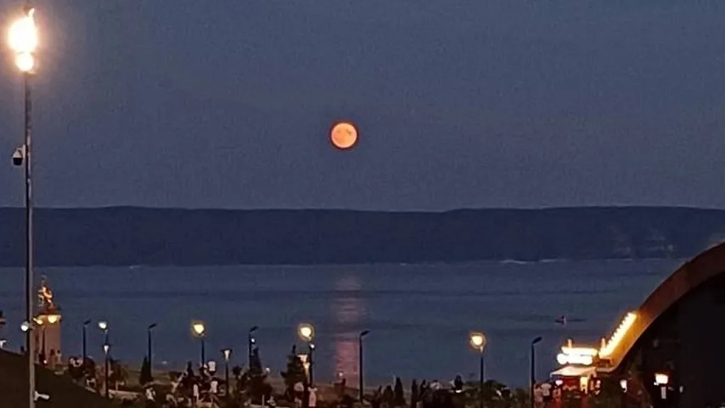 Оранжевая луна над Россией. Фото © VK / Типичный Тольятти