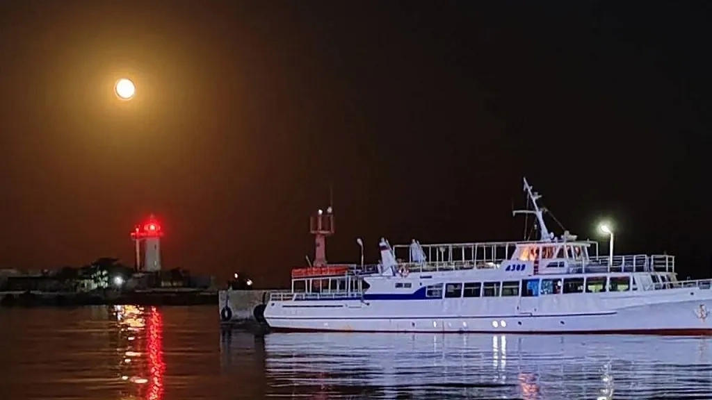 Оранжевая луна над Россией. Фото © VK / Наталья Режепова