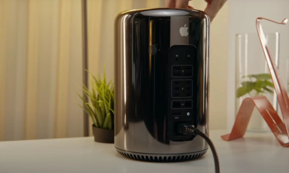 Вау, мусорное ведро от Apple всего за десять тысяч долларов! Жаль, что их перестали выпускать шесть лет назад... Шутка. Не жаль. Фото © Youtube / Rozetked