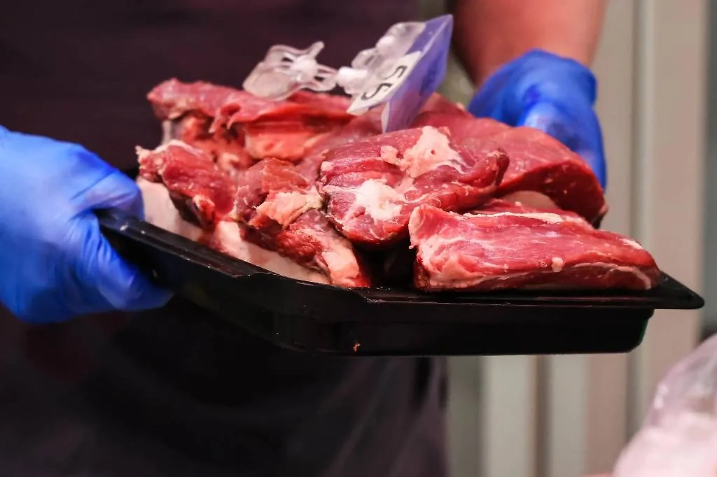 Говядина дорожает постоянно, но летом — в особенности. Всему виной засуха, большие температуры. Скот может просто не дожить до убоя. Фото © ТАСС / Антон Новодережкин