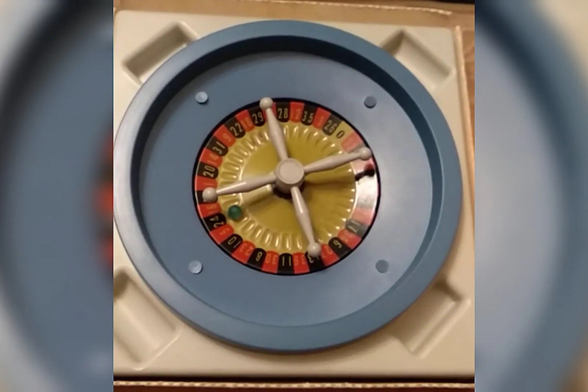 Карусель-лото — приличное название для игрушки, которая является не чем иным, как детским казино. Фото © RuTube / Учим делать полезно