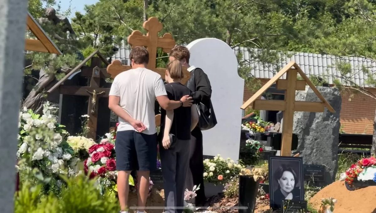 Трое детей артистки — Степан, Николай и Анастасия — приехали к месту упокоения народной артистки России Евгении Добровольской. Фото © YouTube / АНДРЕЙ ФЛОР