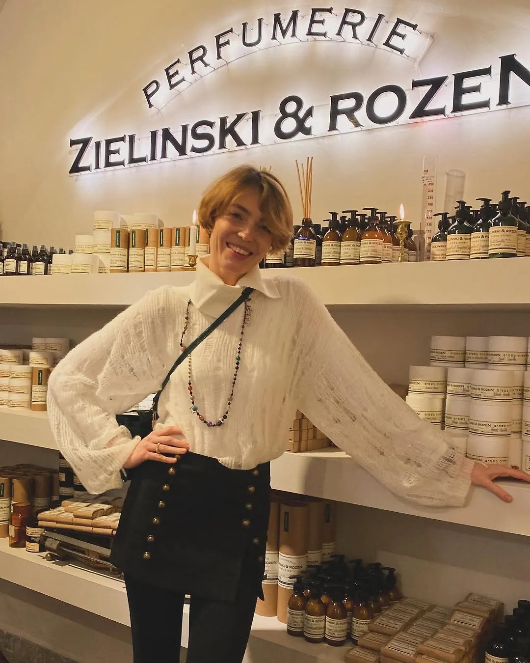 Любчик позирует на фоне прилавка своего бутика. Фото © Instagram (признан экстремистской организацией и запрещён на территории Российской Федерации) / katya_lubchik