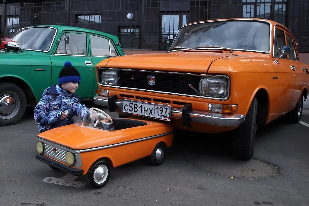 Это была мечта как мальчиков, так и девочек. Покупали такие обычно мальчикам, но взять детскую машинку «Москвич» в аренду могли все. Фото © ТАСС / Андрей Махонин