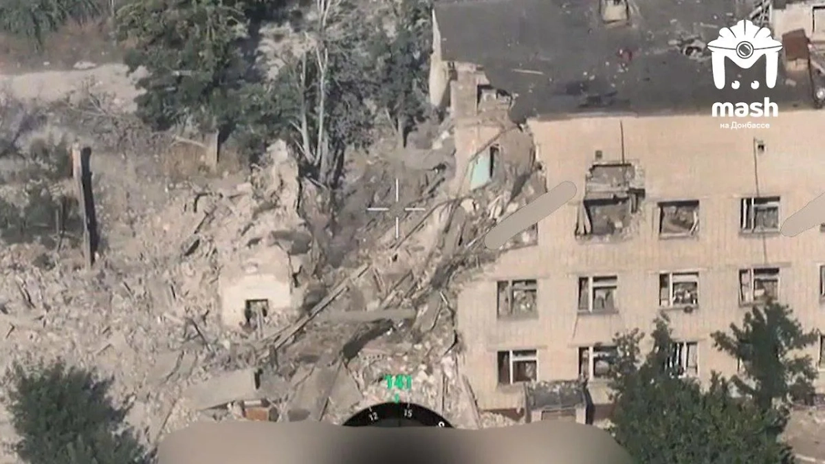 Последствия удара ВСУ по пятиэтажке в Алёшках. Фото ©  Mash на Донбассе